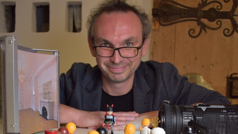Michael Sommer stellt mit Playmobil-Figuren wichtige literarische Werke nach und filmt sie.