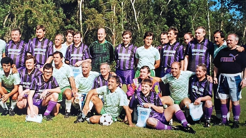 Höhepunkt ist ein Spiel gegen Ex-Profis aus Argentinien (in Grün), darunter Juan Touriño, der frühere Spieler von Real Madrid (stehend, Erster von links).