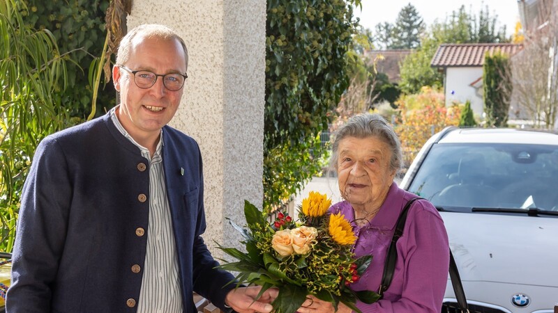 Bürgermeister Martin Hiergeist überreicht seiner angeheirateten Oma auch ganz offiziell einen Blumenstrauß zum 100. Geburtstag. Lieselotte Hildebrand ließ ihren Jubeltag ruhig angehen, im Kreise ihrer Liebsten.
