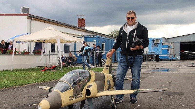Jürgen Schreiner mit seinem Nachbau der BAE Hawk.
