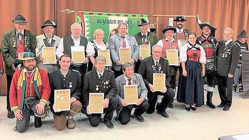 Eine Reihe von Schützen erhielt Auszeichnungen.