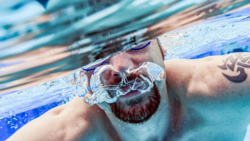 Weil die Becken weniger stark beheizt werden, müssen Schwimmer in manchen Bädern in Bayern etwas schneller schwimmen, um warm zu bleiben. Aber nicht alle Bäder sparen bereits Gas.  Foto: Uli Deck/dpa
