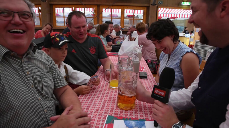 Drei Generationen an einem Tisch: Für die Mühlbauers aus Konzell gehört der Familienausflug zum Gäubodenvolksfest einfach dazu.