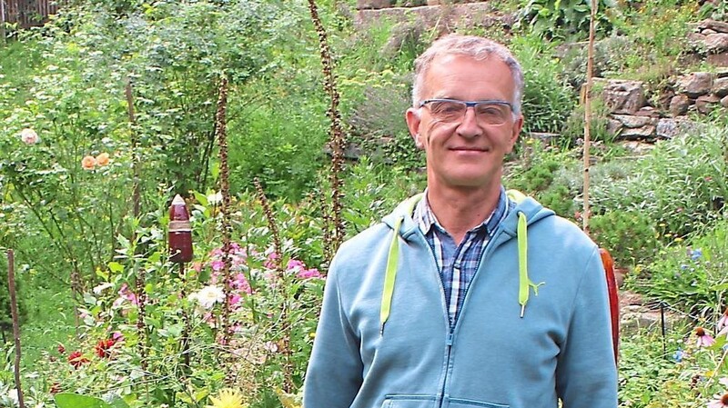 Der Viechtacher Pfarrer Dr. Werner Konrad in seinem blühenden Garten. Für die Natur hat er viel übrig, daher betont er, dass Scherrs Ausführungen "nicht die offizielle Auffassung der Kirche" seien.