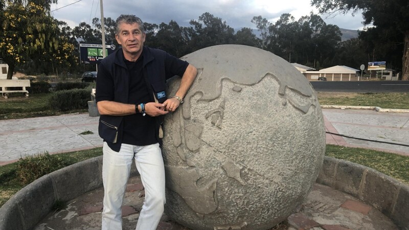 Michael Kirchmair am Äquator. Das große Äquator-Monument steht zwar woanders. Da haben sich die Spanier damals aber vermessen, sagt Kirchmair. Hier, bei der kleinen Erdkugel, läuft der Äquator durch.