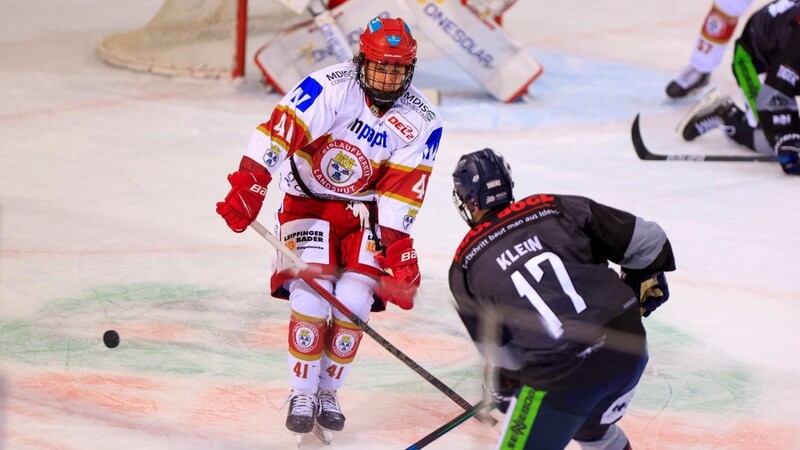 Julian Elsberger (l.) im Trikot des EV Landshut stellt sich in den Schuss von Straubings Adrian Klein. In der kommenden Saison geht der 18-jährige Elsberger für den Deggendorfer SC auf das Eis.