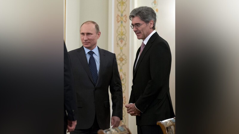 Auch Siemens-Chef Joe Kaeser (r.) wird wieder dabei sein, wenn die Vertreter deutscher Großunternehmen am Freitag in Sotschi auf den russischen Präsidenten Wladimir Putin treffen.
