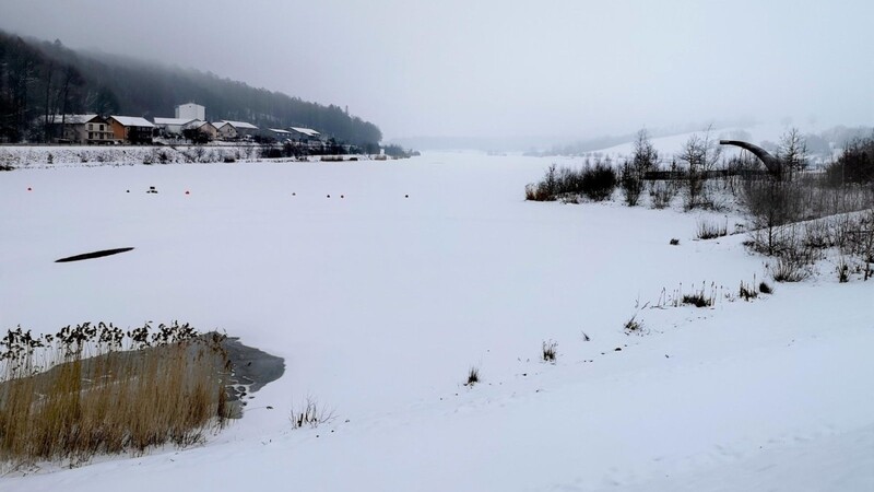 Bestimmte Bedingungen haben dafür gesorgt, dass der Further Drachensee am Montag "gesungen" hat. Nun aber ist dieses Naturphänomen nicht mehr möglich, weil es nicht mehr so kalt ist und bereits wieder Schnee liegt.