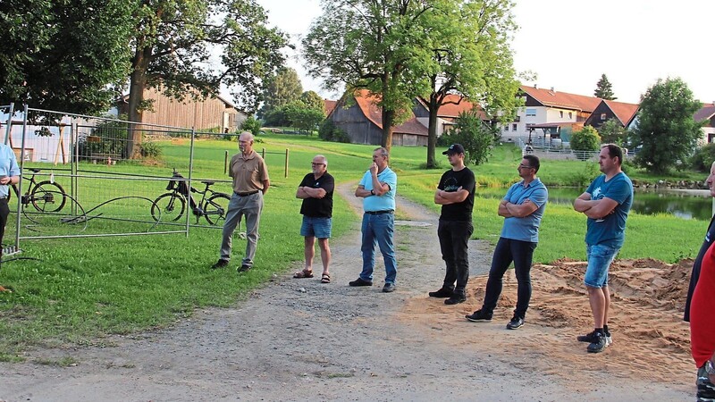 Bürgermeister Dr. Stefan Spindler (links) informiert über Projekte in der Stadtgemeinde; hier in Hetzmannsdorf.