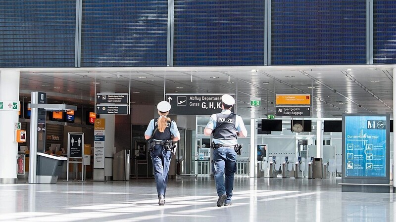 Nichts geht mehr, auch auf dem Münchner Flughafen sind die Terminals nahezu menschenleer. Infolge der Corona-Pandemie ist der Luftverkehr weitestgehend zum Erliegen gekommen.