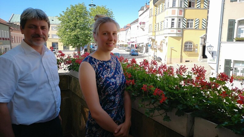 Bürgermeister Sandro Bauer und Anna Igl präsentierten das Konzept. Im Hintergrund der Stadtplatz, der Veranstaltungsort des Bürgerfestes.