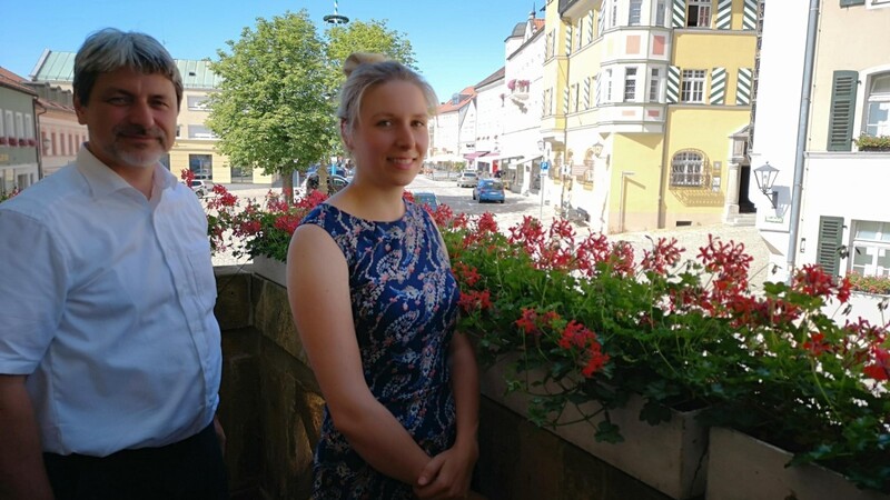 Bürgermeister Sandro Bauer und Anna Igl präsentierten das Konzept. Im Hintergrund der Stadtplatz, der Veranstaltungsort des Bürgerfestes.