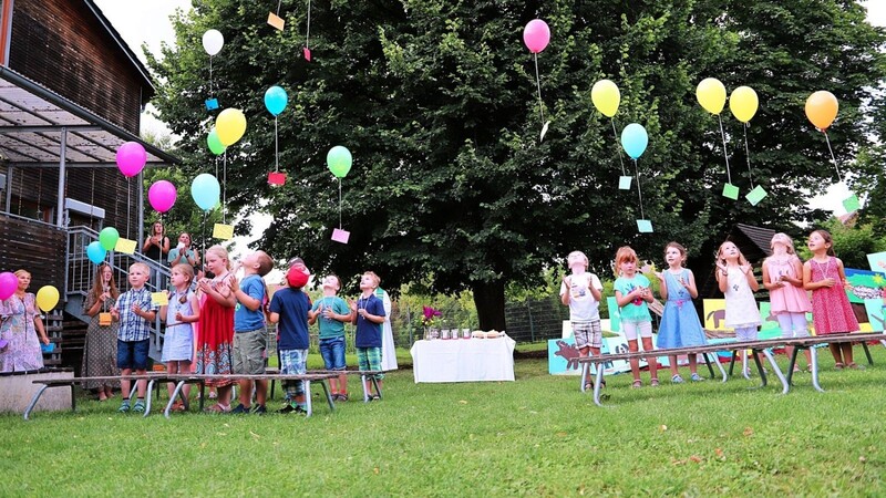 "In die Schule - fertig - los": Als Zeichen des Abschieds ließen die Kinder Luftballons gen Himmel steigen.