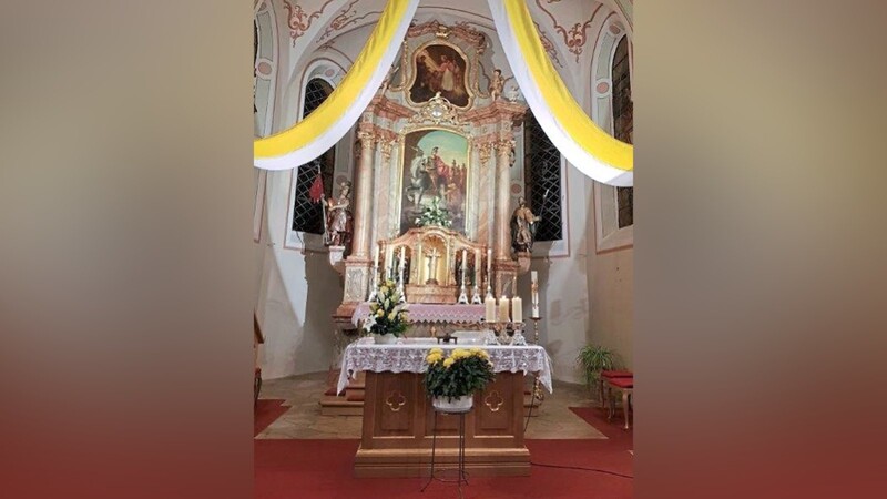 Der geschmückte Altar mit dem Martinsbild