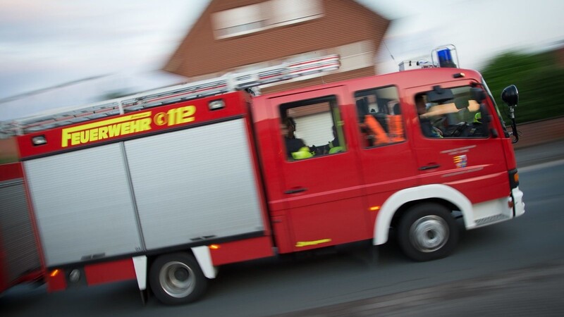 Ein Feuerwehrmann erlitt beim Löschen des Brandes eine leichte Rauchvergiftung (Symbolbild).