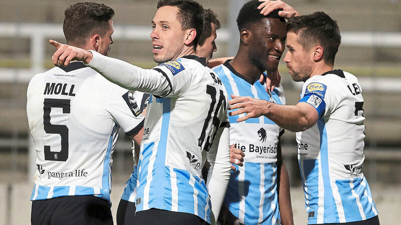 Mit drei Siegen binnen einer Woche haben die Spieler des TSV 1860 um Quirin Moll, Marcel Bär, Merveille Biankadi und Stefan Lex (von links) die Hoffnung auf den Aufstieg wieder genährt.