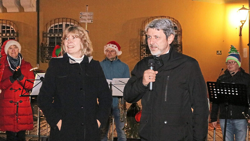 Wünschten besinnliche Stunden und eine schöne Vorweihnachtszeit: Organisatorin Conny Decker und Bürgermeister Sandro Bauer.