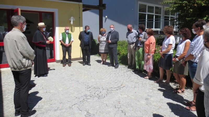 Bbischof Dr. Rudolf Voderholzer wurde herzlich bei der Kindertagesstätte St. Johannes begrüßt.