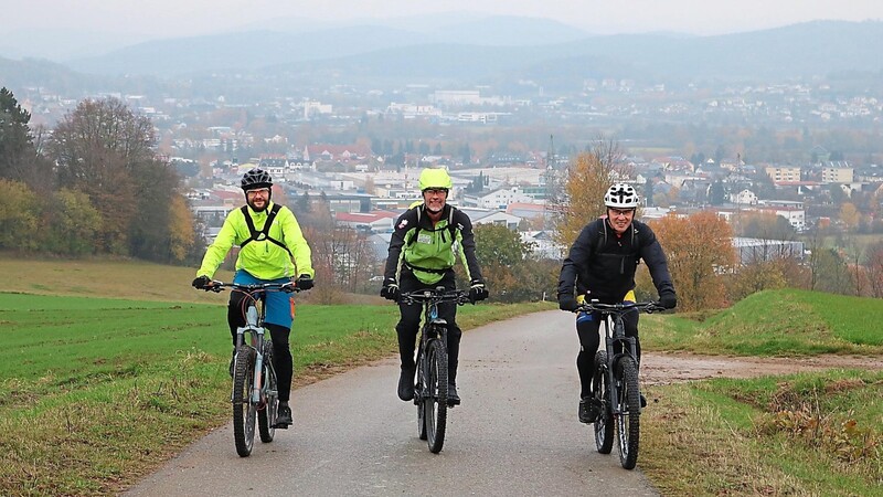 Vom Taschinger Berg aus bietet sich den Mountainbikern eine herrliche Aussicht über Cham.