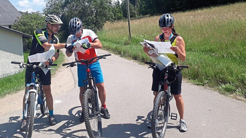 Ausgerüstet mit Kompass und Landkarten machten sich die Teilnehmer auf die Mountainbike-Tour rund um Beucherling.