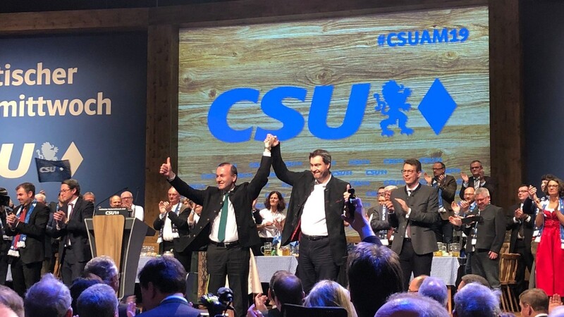 Großer Schluss-Applaus bei der CSU in Passau beim politischen Aschermittwoch 2019.