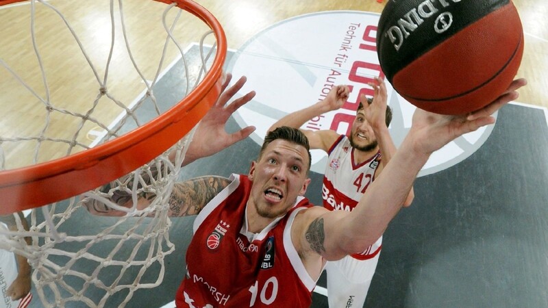 Die Baskets Bamberg (links Daniel Theis) haben das erste Spiel der Halbinalserie gegen Bayern München für sich entschieden.