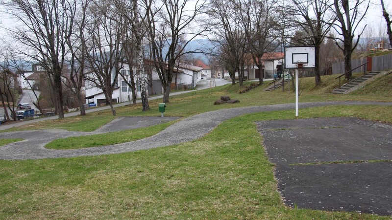 Auf dem Gelände dieses ehemaligen Spielplatzes im Schießstattweg soll der Pumptrack entstehen.
