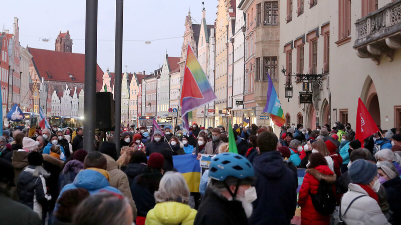 Etwa 200 Personen laut Schätzung der Polizei folgten dem Aufruf der Landshuter Ukrainer sowie der Grünen am Montag zur Demo für Frieden für die Welt.