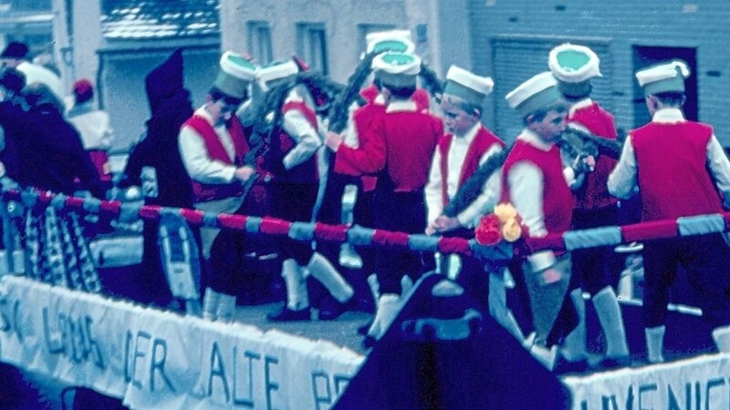 Die Fünftklässler der Hauptschule Rohr waren 1968 als Schäffler beim Faschingszug mit dabei.