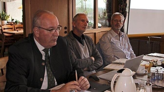 Landrat Franz Löffler, Werkleiter Dr. Klaus Amberger und Heinrich Helmberger bei der Sitzung.