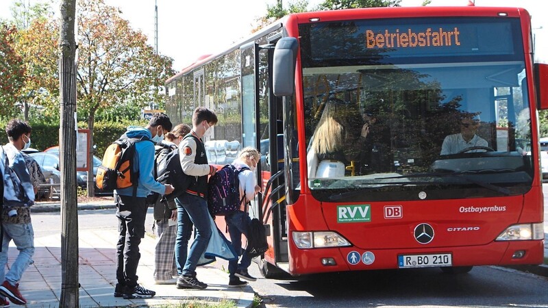 Der Schienenersatzverkehr rollt: Am Montag suchten sich die Fahrschüler ihren richtigen Bus. Gar nicht so einfach.