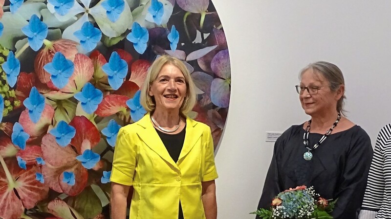 Bei der Vernissage in Bad Muskau wurde Maria Maier (l.) von der Kunsthistorikerin Jördis Lademann vorgestellt und gewürdigt.