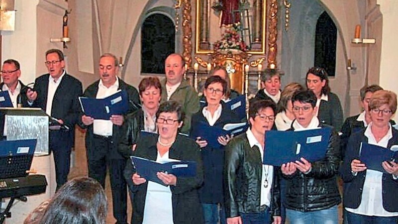Der Zeitlos-Chor unter der Leitung von Bettina Leipold (links) gab ein Benefizkonzert, um die Dachstuhlsanierung der Pfarrkirche Sankt Laurentius zu unterstützen.