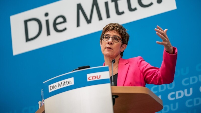 CDU-Chefin Annegret Kramp-Karrenbauer verspricht zügige Entscheidungen bei den Themen Klima und Digitalisierung. Sogar beim koalitionsintern heftig umstrittenen Tagesordnungspunkt Grundrente soll es "in wenigen Wochen" ein Ergebnis geben.