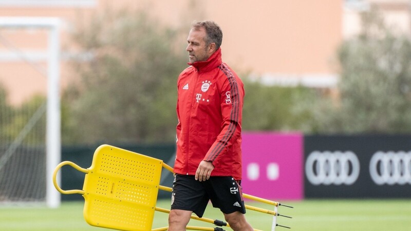 Trainer Hansi Flick vom FC Bayern München richtet vor einer Trainingseinheit auf einem Fußballplatz vom Teamhotel den Platz her.