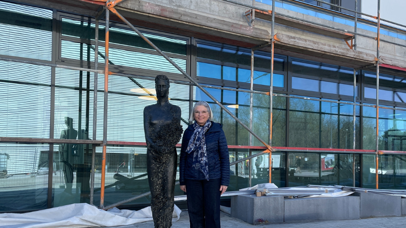 Künstlerin Lioba Leibl mit der Statue der Heiligen Elisabeth vor dem künftigen Klinikums-Haupteingang.