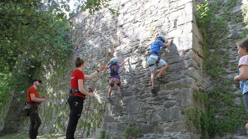 Unter Aufsicht der Bergwacht Sankt Englmar konnten die Kinder an der Jahrhunderte alten Klostermauer klettern.
