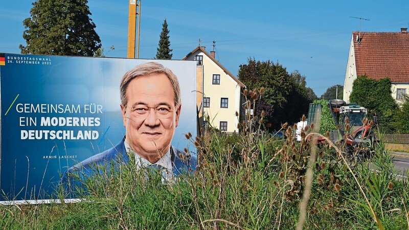 Eines der großformatigen Plakate mit dem Konterfei von Unions-Kanzlerkandidat Armin Laschet steht seit einigen Tagen in Oberempfenbach.