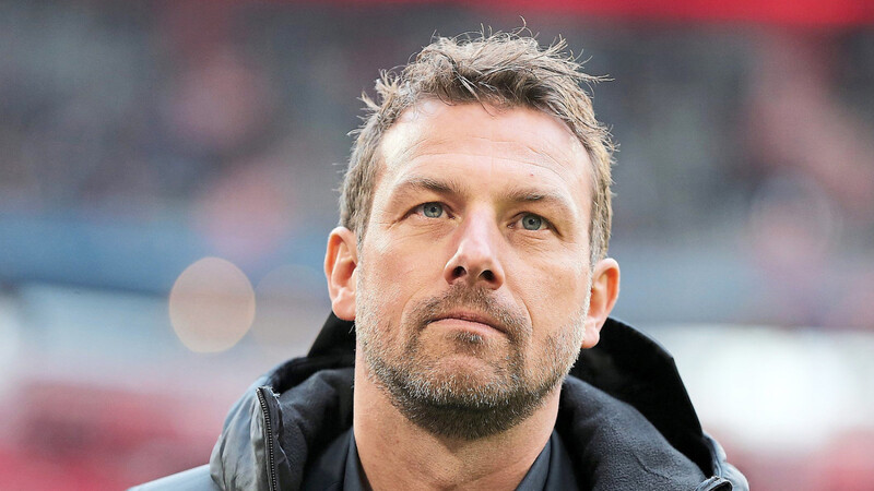 EINE SELBSTKRITISCHE ANALYSE seiner Situation liefert Markus Weinzierl, der 2014 zum "Trainer des Jahres" in der Fußball-Bundesliga gewählt worden war und nun seit fast einem Jahr auf ein Engagement wartet.