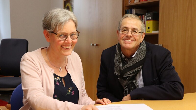 Caritas-Geschäftsführerin Angelika Schebelle mit Lothar Guggenthaler, der seit Mai in der Fachstelle für pflegende Angehörige berät.