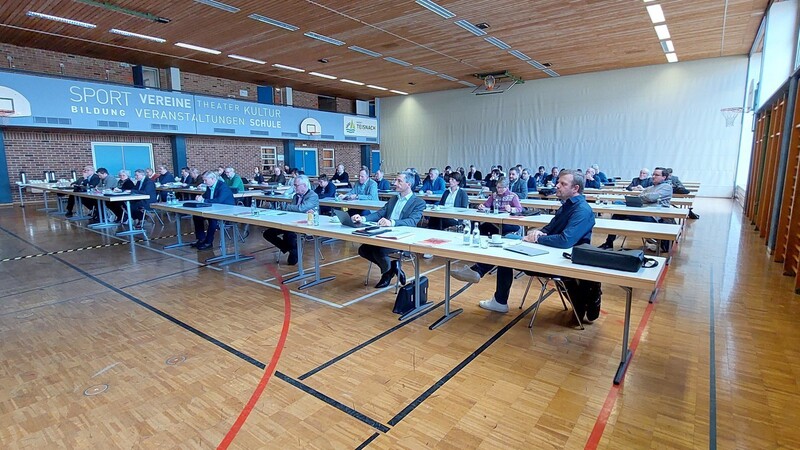 Die Kreistagssitzung in der Mehrzweckhalle Teisnach: Mit Ausnahme der fünf AfD-Kreisräte standen alle hinter dem Haushalt 2023.