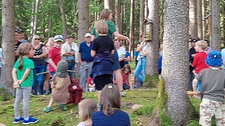 Zahlreiche Teilnehmer kamen zur Archäologischen Wanderung rund um Mirskofen.