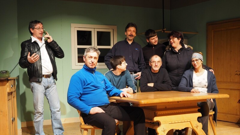 Fleißig probt die Arnbrucker Theatergruppe den ganzen Dezember für das neue Stück "Auf Regen folgt Segen", ein Lustspiel, das zur Jahreswende vier Mal beim Dorfwirt aufgeführt wird.
