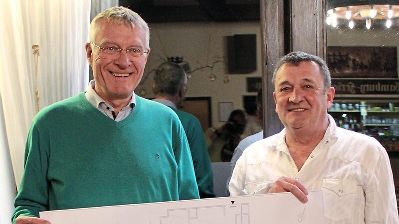 Sepp Marchl (links) und Armin Schmid präsentieren den Wasserwachtlern die Pläne fürs Freibad.