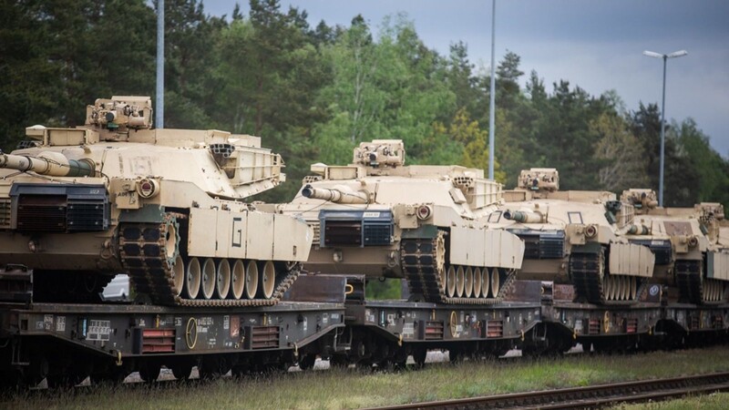 US-amerikanische M1A1-Abrams-Panzer treffen am 12. Mai 2023 in Grafenwöhr ein.