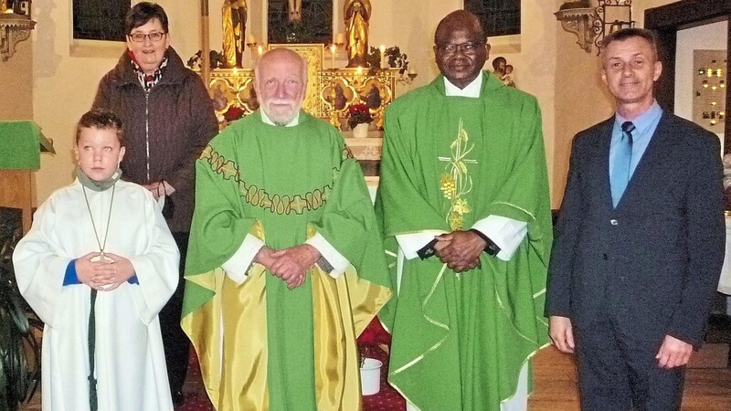 Pater Clemens mit Pfarrer Jean-René Mavinga Mbumba, Bürgermeister Johann Biederer, Kirchenpflegerin Lydia Weber und einem Ministranten.
