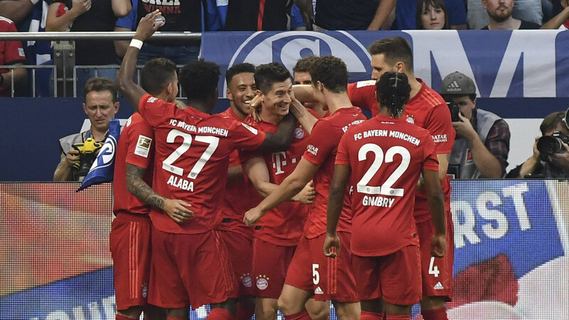 Der FC Bayern gewinnt gegen Schalke 04 mit 3:0.