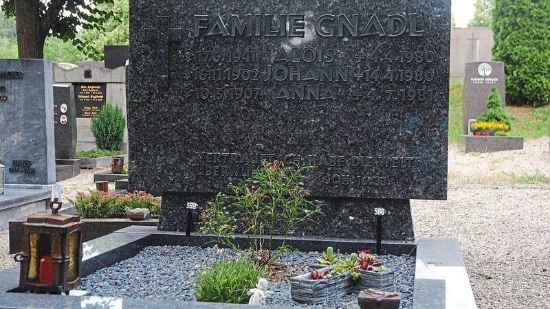 Anna Gnadl wurde 1981 auf dem Friedhof neben ihrem Sohn Alois und Ehemann Johann beerdigt.