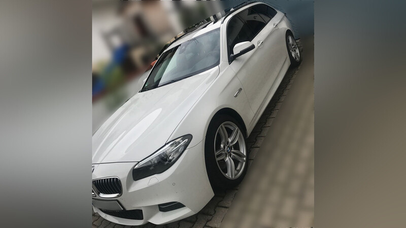 Ein BMW im Wert von rund 35.000 Euro wurde in der Nacht von Montag auf Dienstag aus einer Garageneinfahrt in Tiefenbach gestohlen.