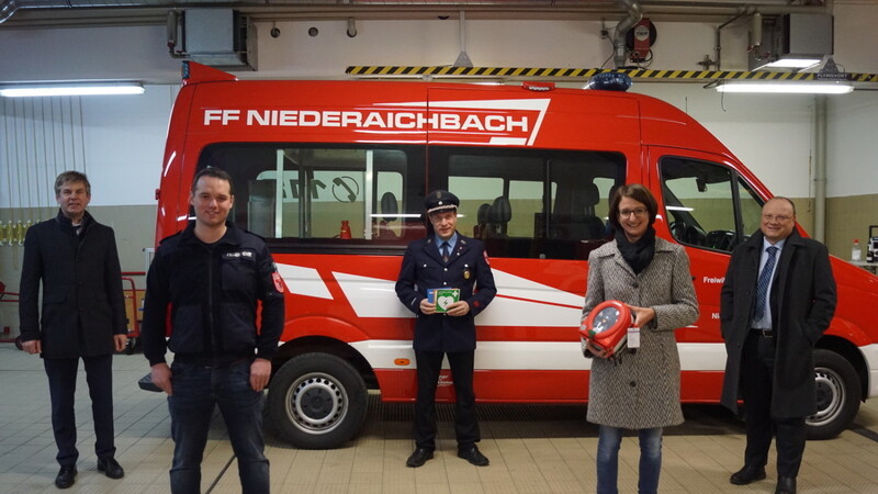 Kerstin Schanzer, Aufsichtsrätin der Raiffeisenbank Essenbach eG., konnte den neuen Defibrillator kurz vor den Feiertagen noch ü